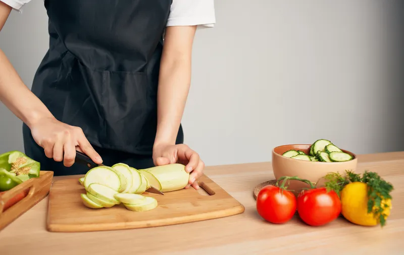 Разделочная доска, нарезка овощей, приготовление пищи, здоровая еда, кухня