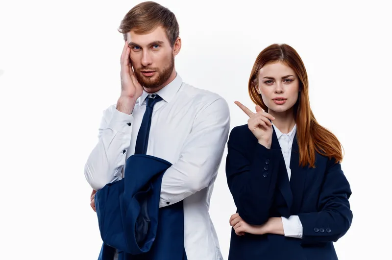 Мужчина и женщина, коллеги по работе, официальные лица, профессиональный офис
