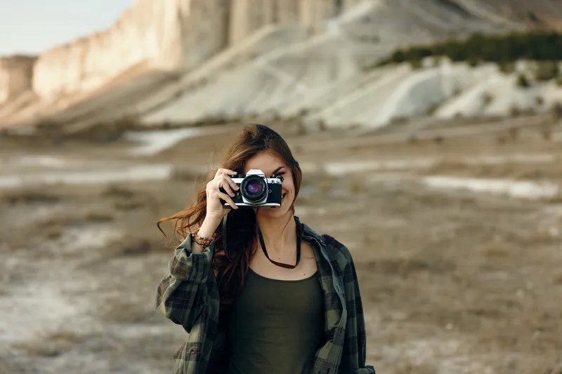 Женщина-фотограф снимает потрясающие горные и пустынные пейзажи