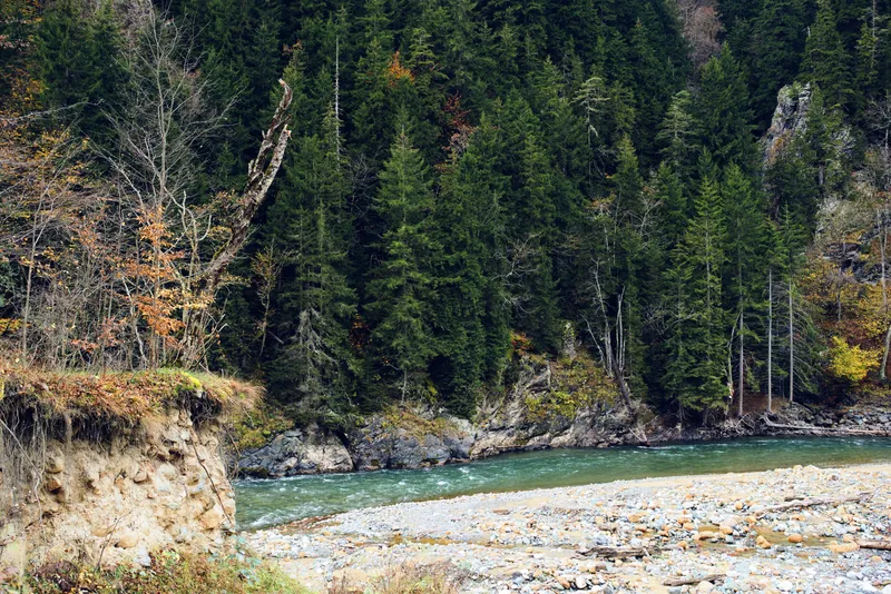 Осенний пейзаж с горами и рекой, путешествие и красота природы