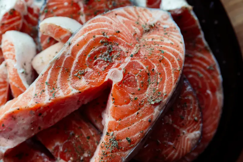 Рыба в специях на тарелке, морепродукты, обед, деликатес