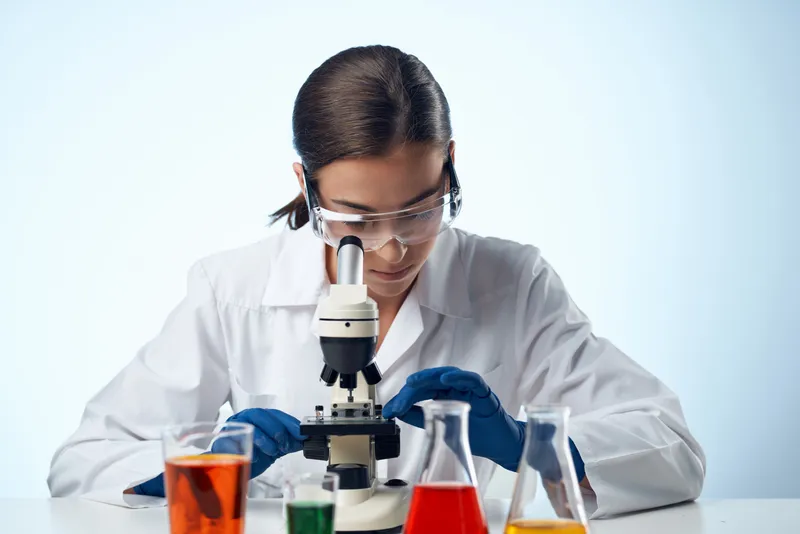 Женщина в лаборатории занимается микробиологической работой
