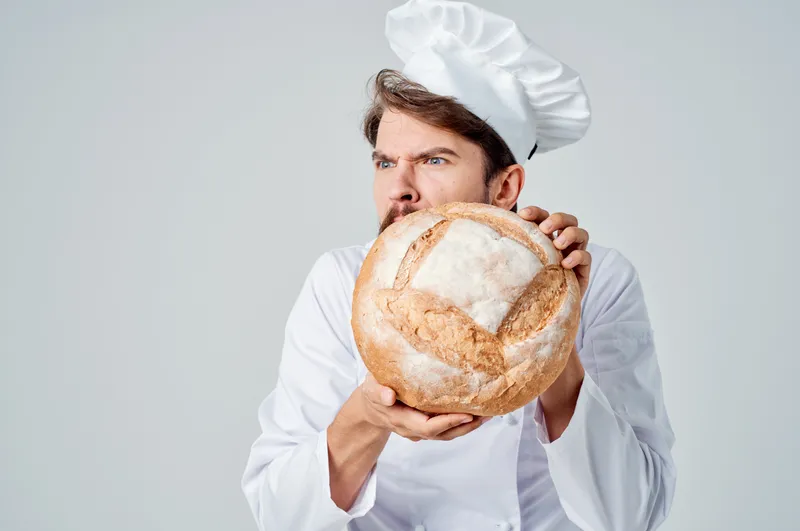 Повар-мужчина на кухне, работа в пекарне, хлебобулочные изделия, кулинарная индустрия