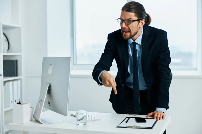 Офисный работник в офисе жестикулирует руками
