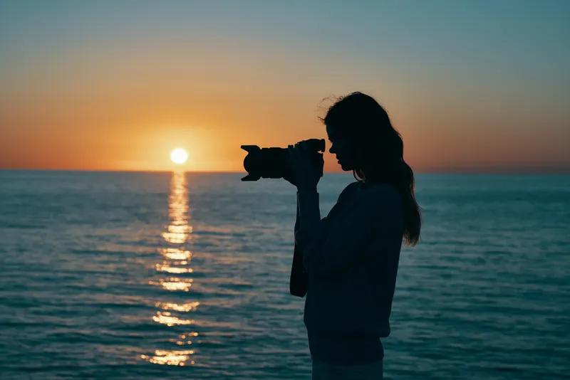 Женщина-фотограф у моря на закате, пейзаж, макросъемка