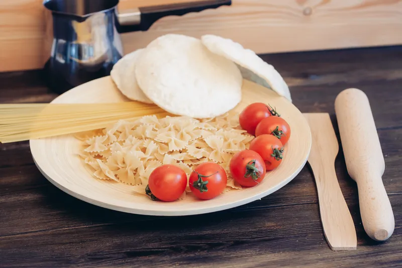 Ингредиенты для приготовления обеда в итальянской кухне — паста