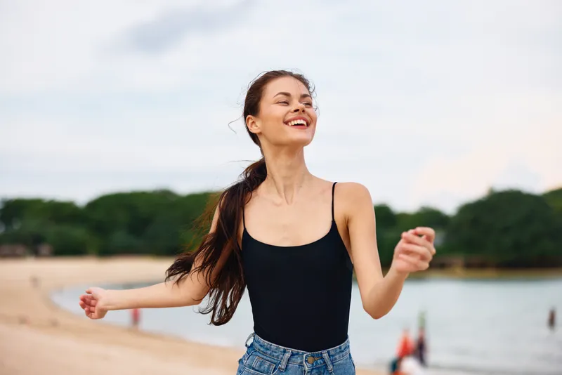 Отпуск, женщина, бег, природа, женщина, лето, счастье, волна, пляж, беззаботность, море, тело, образ жизни, молодость, веселье, путешествие, улыбка, полет, свобода, закат