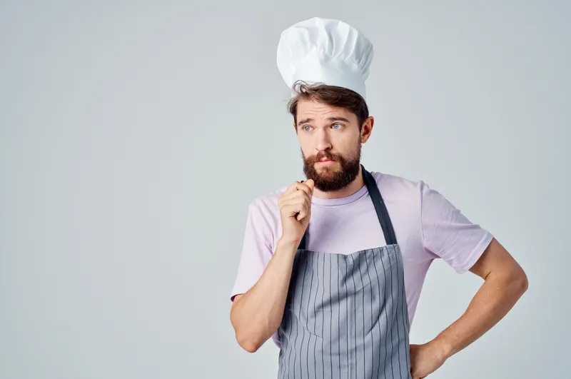 Мужчина в фартуках, профессиональная работа по приготовлению пищи, сервис