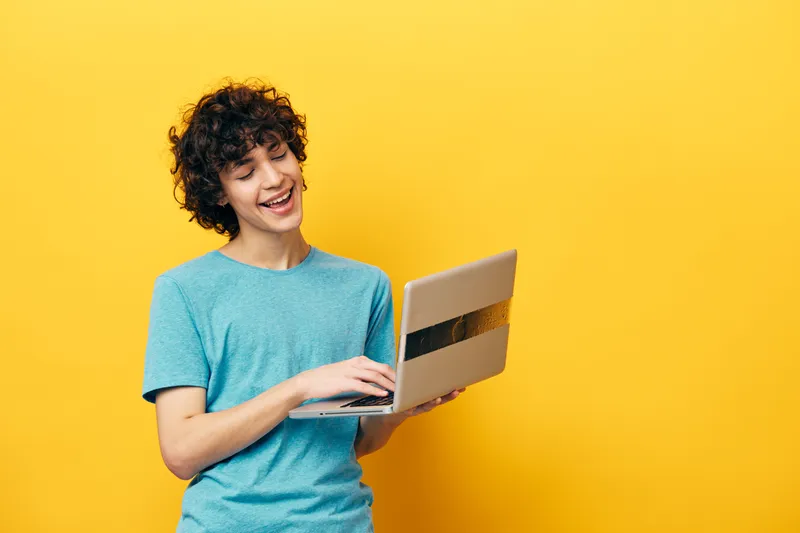 Мужчина работает с ноутбуком онлайн, финансы, изолированные фоны