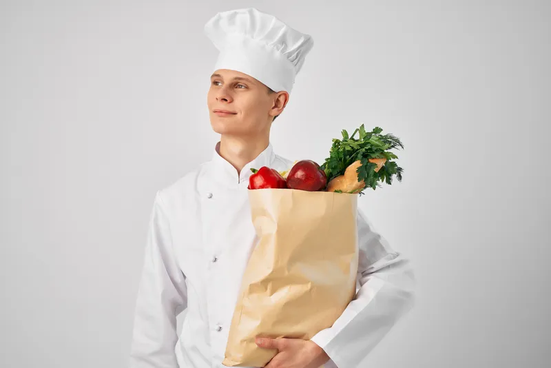 Мужчина с упаковкой продуктов для сервиса доставки в рестораны