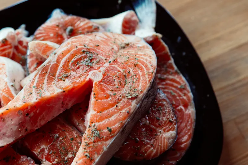 Рыба в специях на тарелке, морепродукты, обед, деликатес