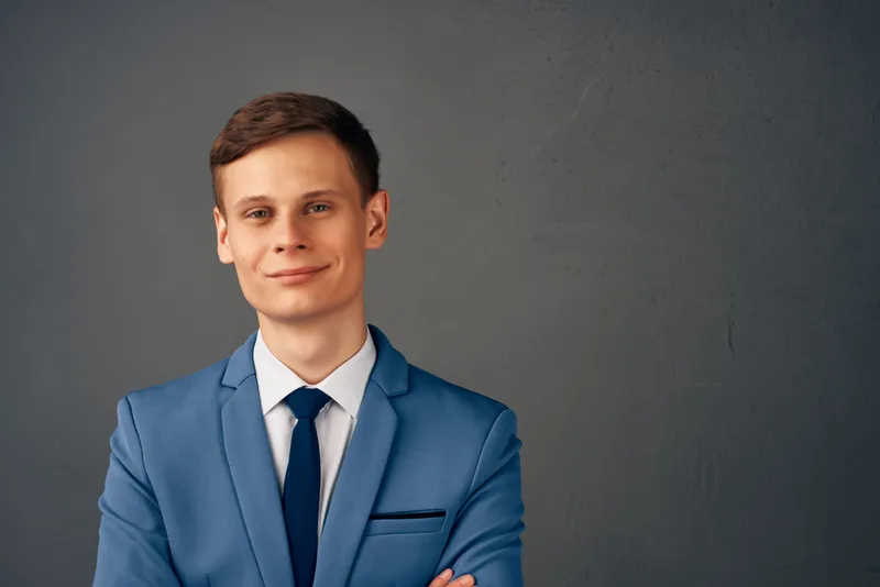 Деловой мужчина в офисе, работающий менеджером, излучающий уверенность в себе