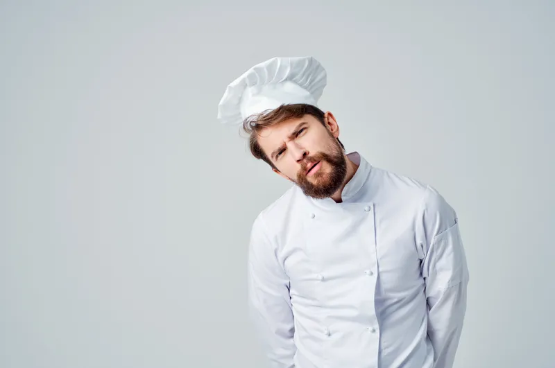 Работа на кухне шеф-повара, жесты рук на светлом фоне
