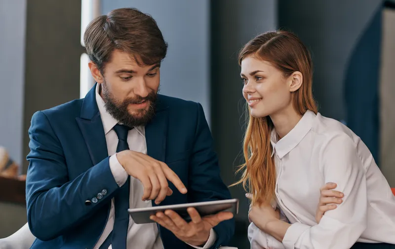 Деловые мужчины и женщины, коллеги за работой