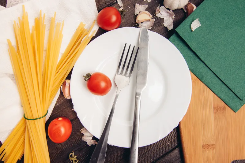 Ингредиенты для итальянской пасты: спагетти, чеснок и другие продукты