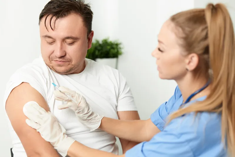 Женщина-врач делает инъекции, вакцинация, здоровье, больница