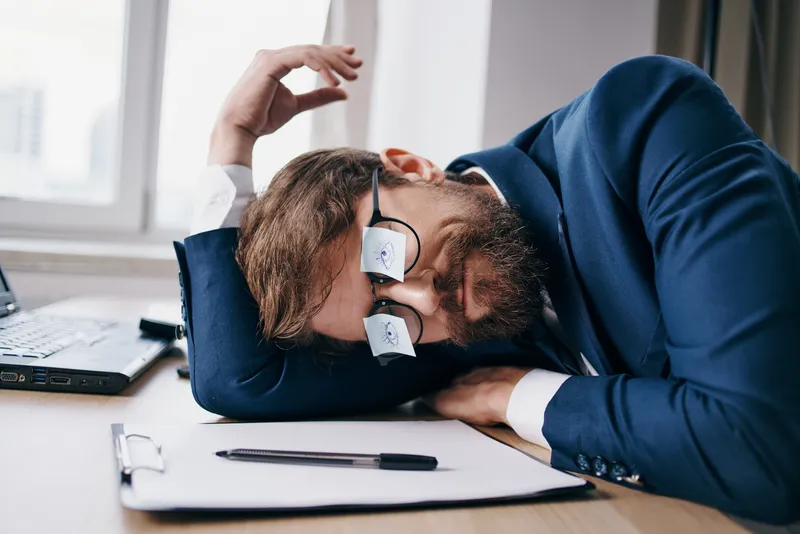 Бизнесмены работают за ноутбуком в офисе, испытывая эмоции и используя интернет