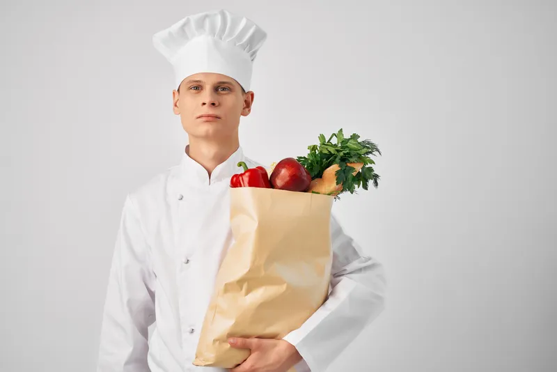 Мужчина с упаковкой еды, здоровая пища, кухня, ресторан, работа
