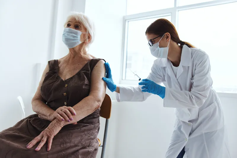 Пациент и врач, вакцинный паспорт, защита иммунитета