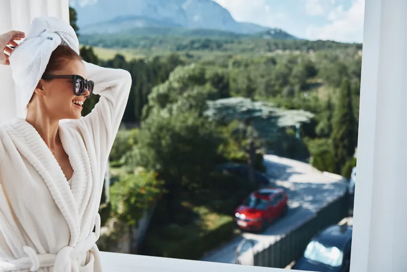 Портрет женщины, позирующей на фоне гор
