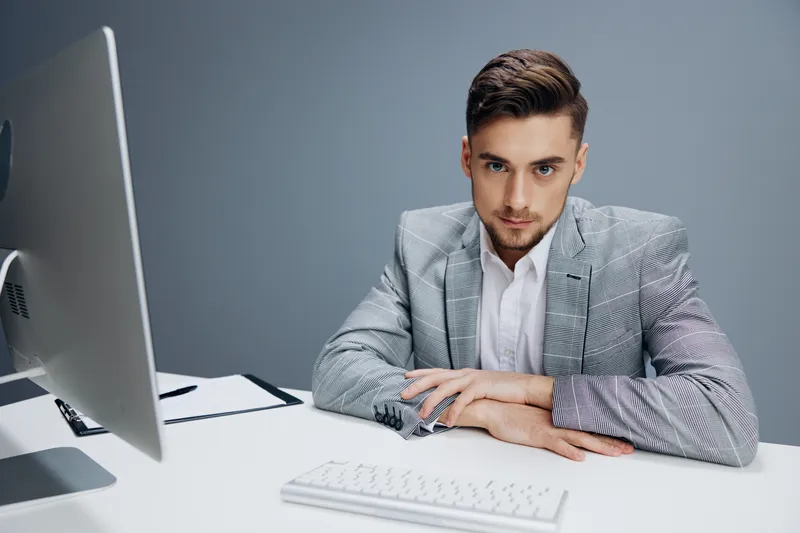 Менеджер работает за компьютером в офисе