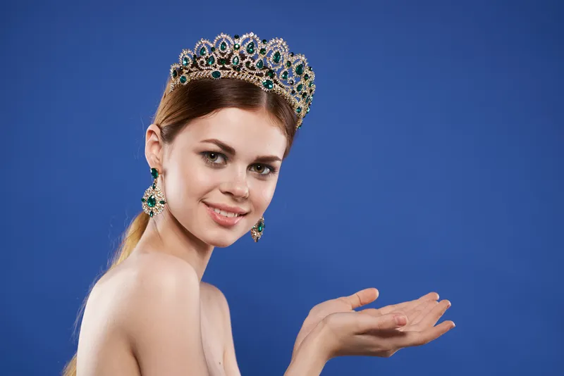 Красивая женщина с роскошными обнаженными плечами, косметика, мода, веселье, изолированный фон