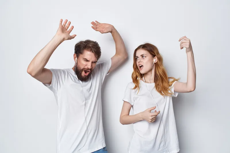 Женщина и мужчина в белых футболках стоят рядом в весёлой семейной фотостудии