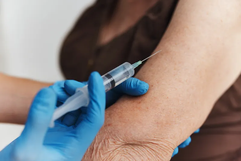 Укол в руку пациента для иммунной защиты, вакцинный паспорт