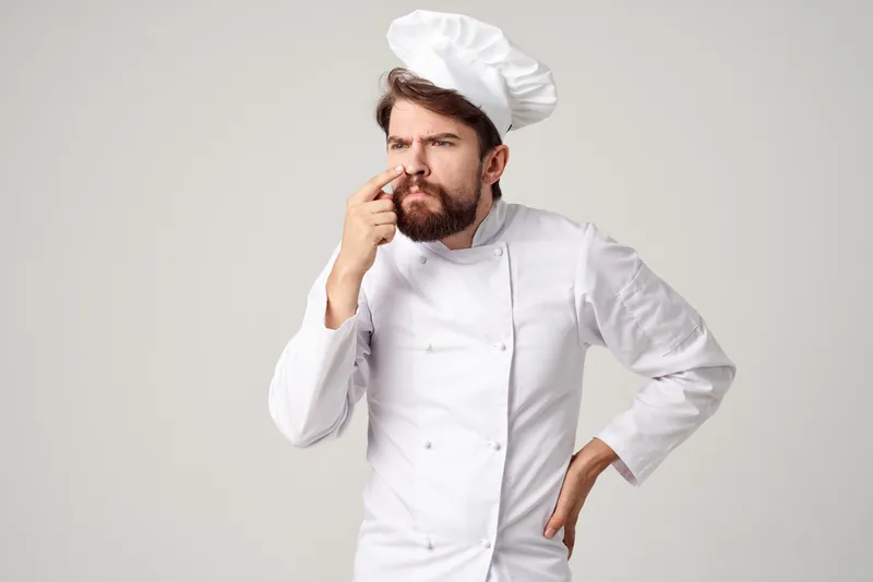 Пекарь работает на кухне, занимаясь выпечкой хлебобулочных изделий в кулинарной индустрии