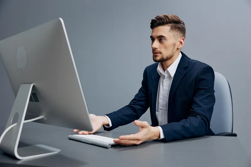 Эмоции бизнесменов, проблемы с документами на столе, технологии