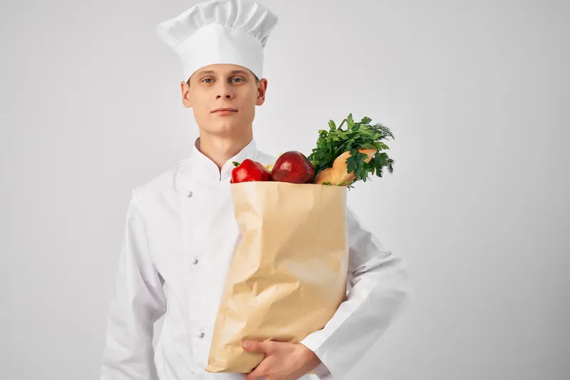 Шеф-повар с упаковкой свежих продуктов, доставка из ресторана, работа