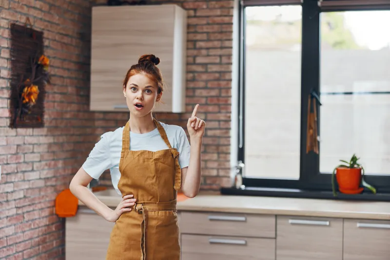 Весёлая женщина на кухне в квартире