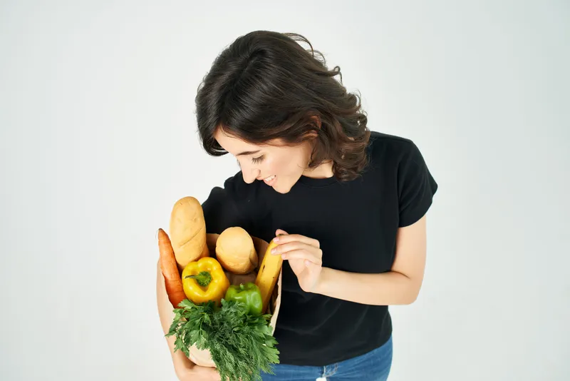 Симпатичная женщина с пакетом продуктов, овощи, доставка здоровой пищи