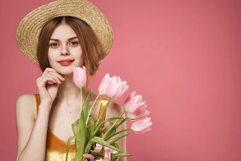Симпатичная женщина с букетом цветов улыбается, lifestyle-модель