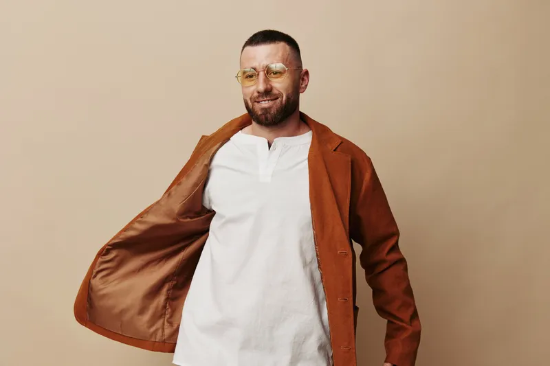 Красивый взрослый хипстер, повседневный, счастливый, белый человек, модный, европеоид, молодой, лицо, мужчины, образ жизни, парень, современный, на фоне, модель с бородой, портрет, стиль, на фоне…