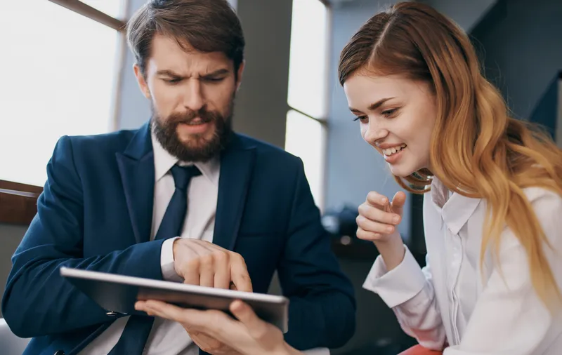 Мужчина и женщина, специалисты в области интернет-коммуникационных технологий