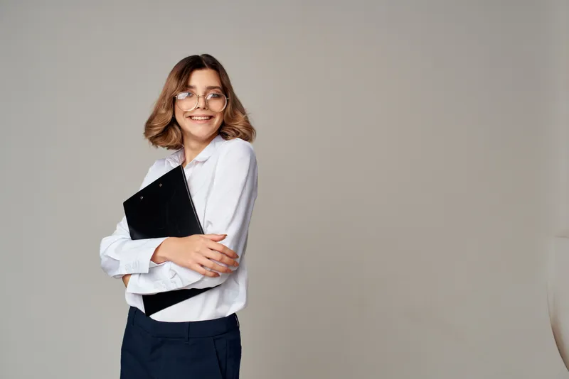 Женщина в костюме, официальная работа, офис, успех, эмоции, светлый фон