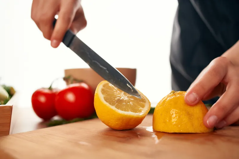 Разделочная доска, лимон, витамины, приготовление салата на кухне