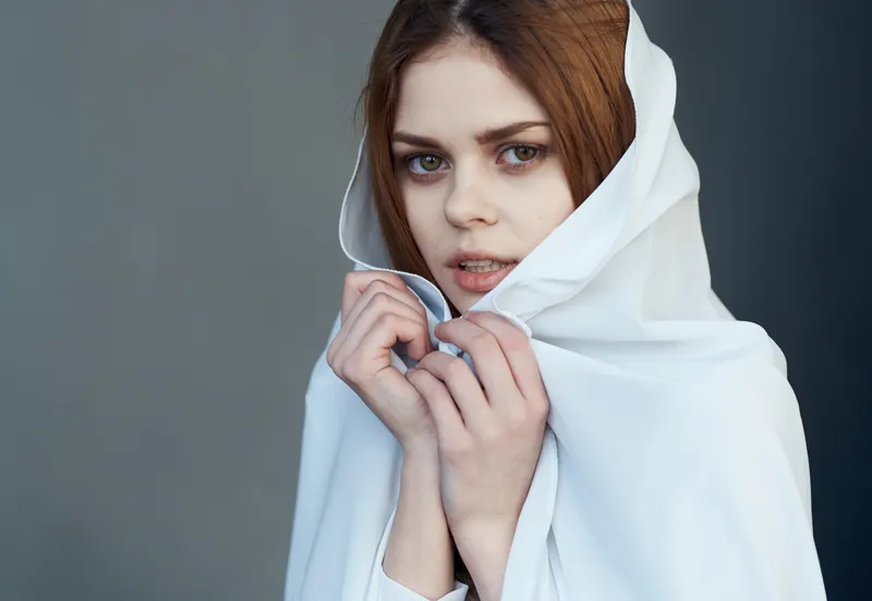 Красивая женщина в белом платье, гламурное выступление, роскошь