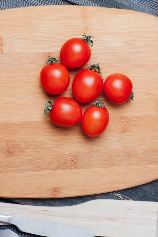 Приготовление итальянской кухни, мучное изделие на кухонном столе