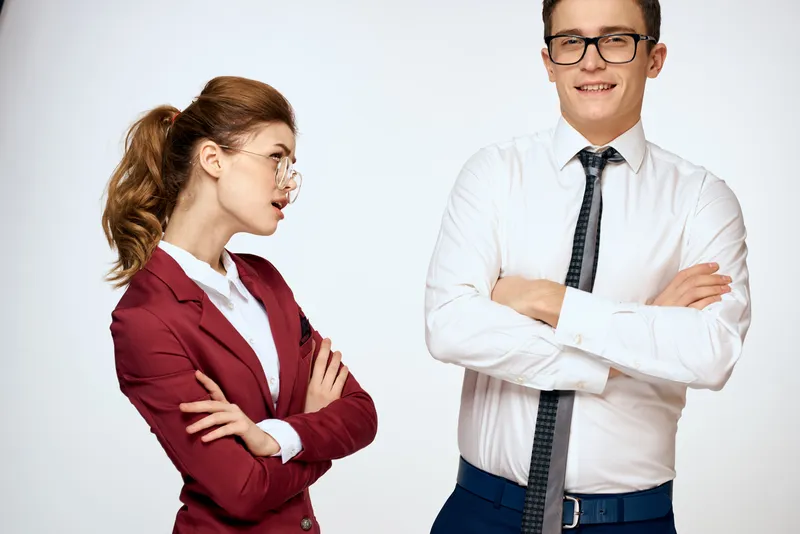 Коллеги по работе, деловая пара, офисные сотрудники, команда, студия, светлый фон