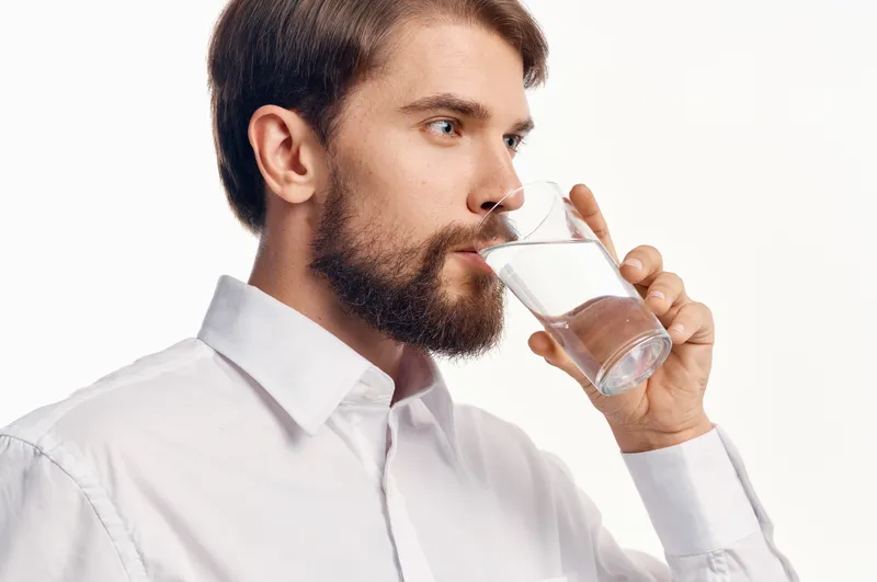Портрет мужчины со стаканом воды