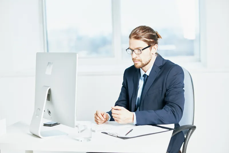 Офисный работник, должностное лицо, работает за компьютером