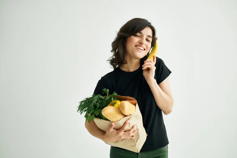 Брюнетка с пакетом продуктов, овощи, здоровое питание