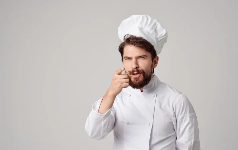 Повар мужского пола, профессионал ресторана, работающий на кухне