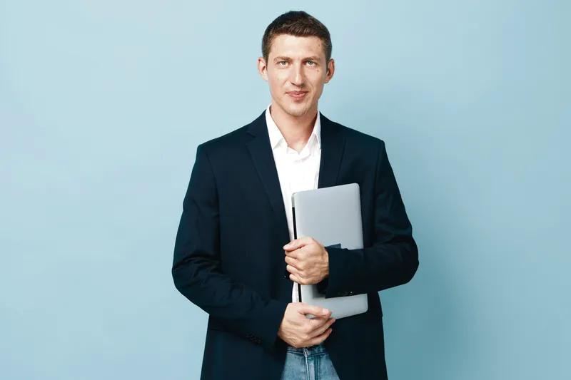 Менеджер, мужчина, жестикулирует, формальная модель, выражение лица, рубашка, уверенный, стоит, костюм, серый, корпоративный, серьезный парень, красивый, улыбка, стильный, руководитель…