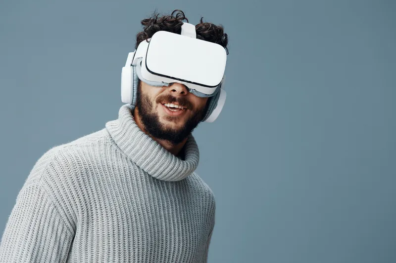 Мужчина, развлечение, VR-реальность, устройство, футуристическая игра, симуляция, очки, виртуальный гаджет, технология, будущее, техника, цифровой, кибер-дизайн, инновация, гарнитура, современный