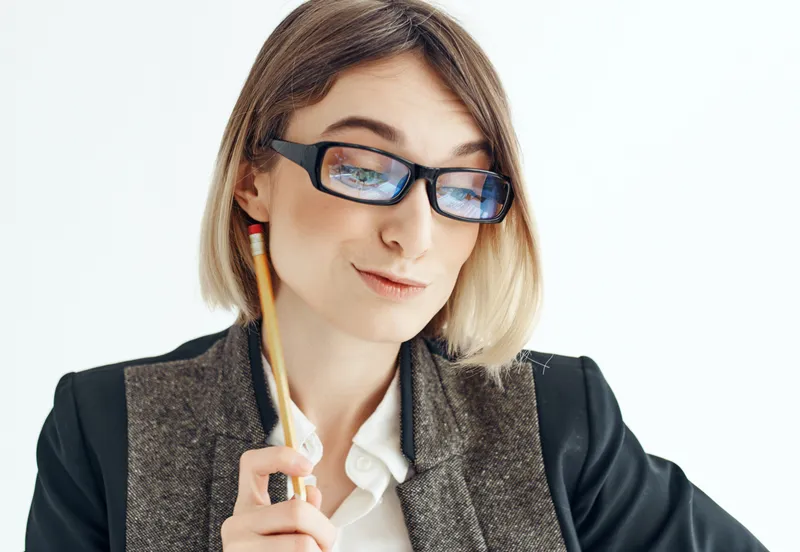 Женщина в очках, менеджер, работает в офисе с блокнотом в руках