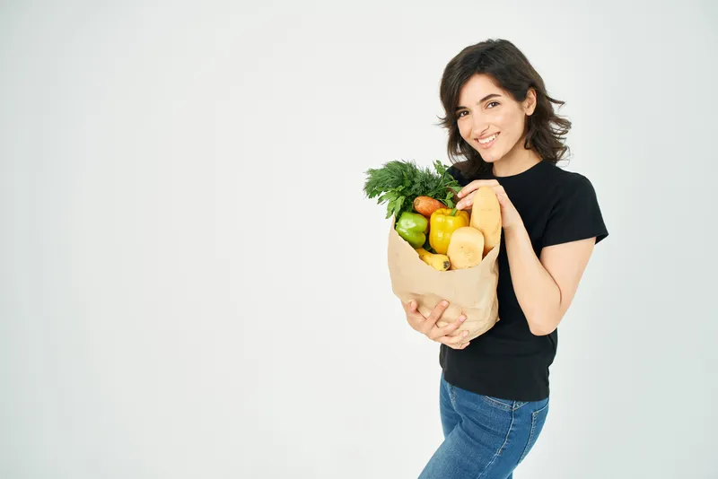Брюнетка с пакетом продуктов, доставка покупок