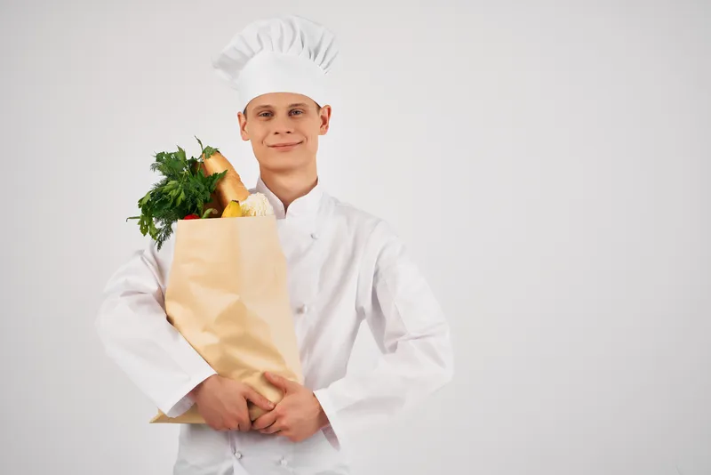 Шеф-повар с упаковкой продуктов готовит здоровую пищу